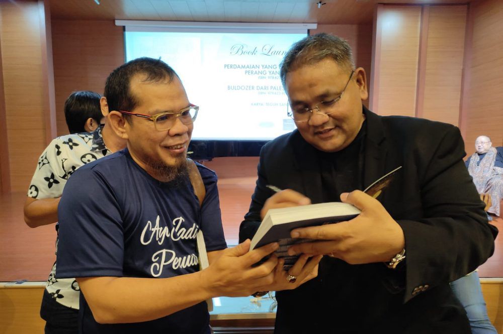 Teguh Santosa dan penulis pada acara peluncuran buku Buldozer dari Palestina dan Perdamaian yang Buruk, Perang yang Baik, Minggu (30/7/2023) di di Jaya Suprana School of Performing Arts, Mall of Indonesia di Jakarta.