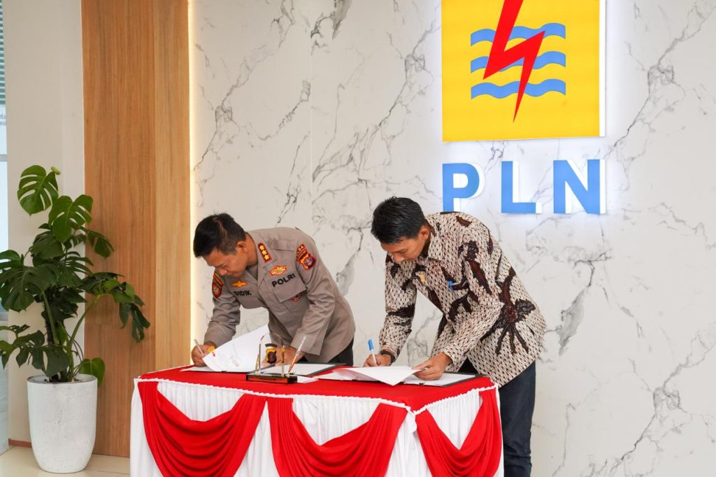 Direktur Pamobvit Polda Kalimantan Timur Didik Mulyanto, S.H., S.I.K., bersama Senior Manager Perizinan, Pertanahan dan Komunikasi PT PLN (Persero) UIP KLT, Raditya Kuntoro, melakukan penandatanganan Pedoman Kerja Teknis (PKT) Pengamanan Objek Vital Ketenagalistrikan Tahun 2026 di PLN Hub Balikpapan sebagai dasar penguatan koordinasi pengamanan aset dan infrastruktur strategis kelistrikan.