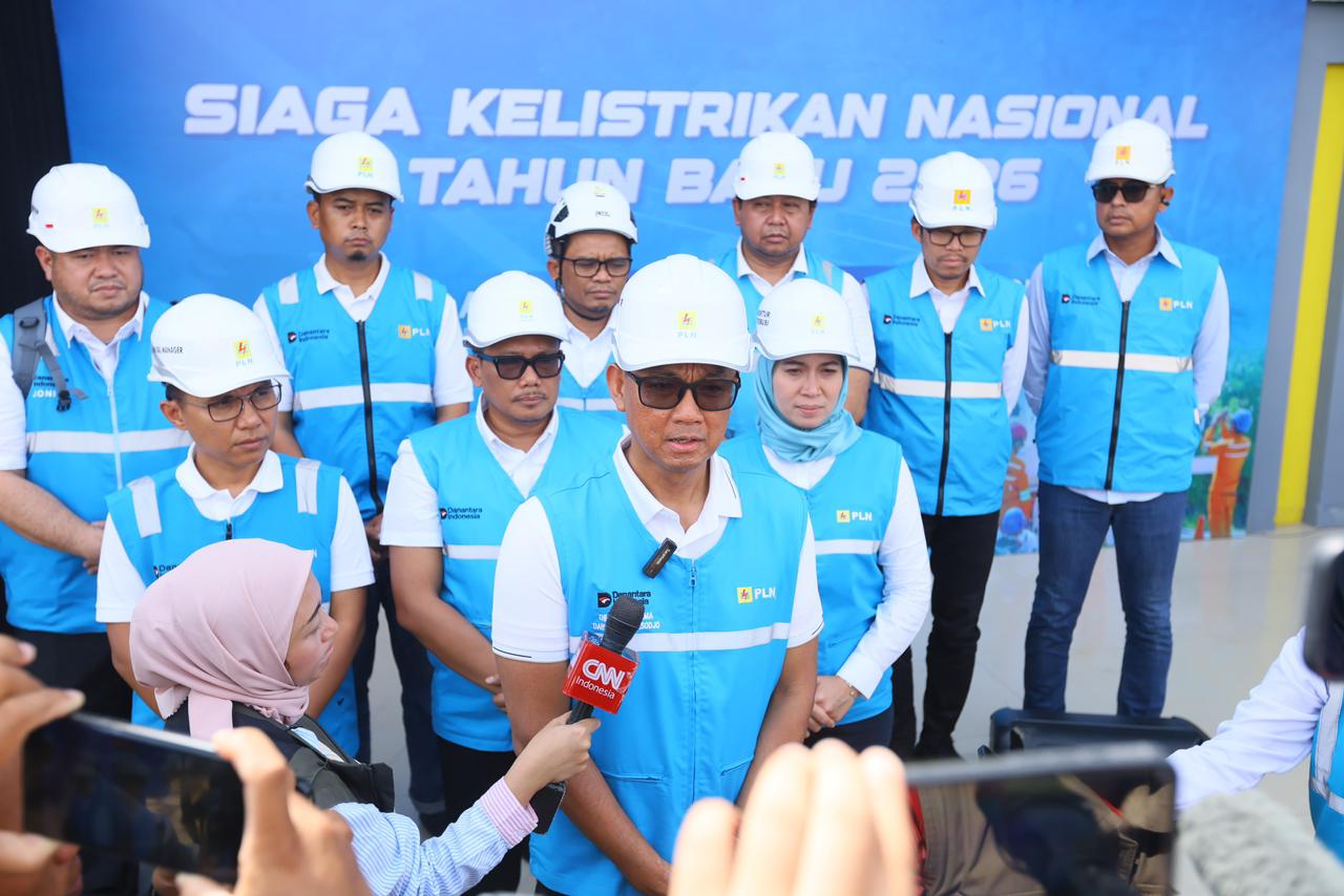 Direktur Utama PLN, Darmawan Prasodjo (depan) didampingi Direktur Distribusi PLN, Arsyadani G. Akmalaputri (ketiga dari kanan) dan para jajaran manajemen PLN saat sesi doorstop media dalam Siaga Kelistrikan Nasional Tahun Baru 2026 di Kantor Unit Layanan Pelanggan (ULP) Kuala Simpang, Aceh Tamiang pada Rabu, (31/12). Ia menyampaikan bahwa beban listrik nasional pada malam pergantian tahun diperkirakan mencapai sekitar 41,6 gigawatt (GW) dengan daya mampu seluruh pembangkit sebesar 70,8 GW, sehingga memberikan cadangan daya dan keandalan suplai listrik yang cukup pada momen pergantian tahun.